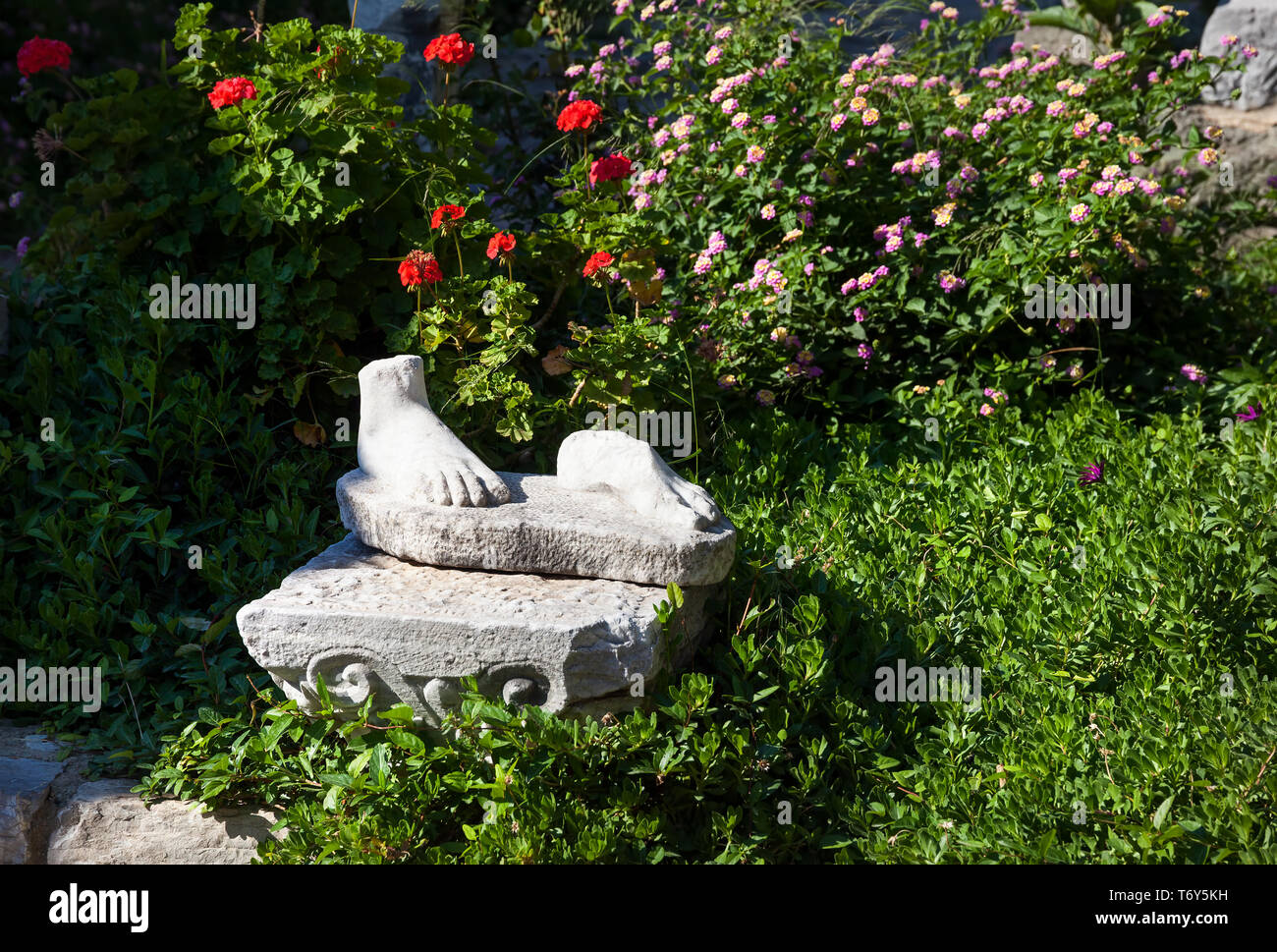 Piede della statua in rovina nel giardino del castello di Bodrum museum, Turchia Foto Stock