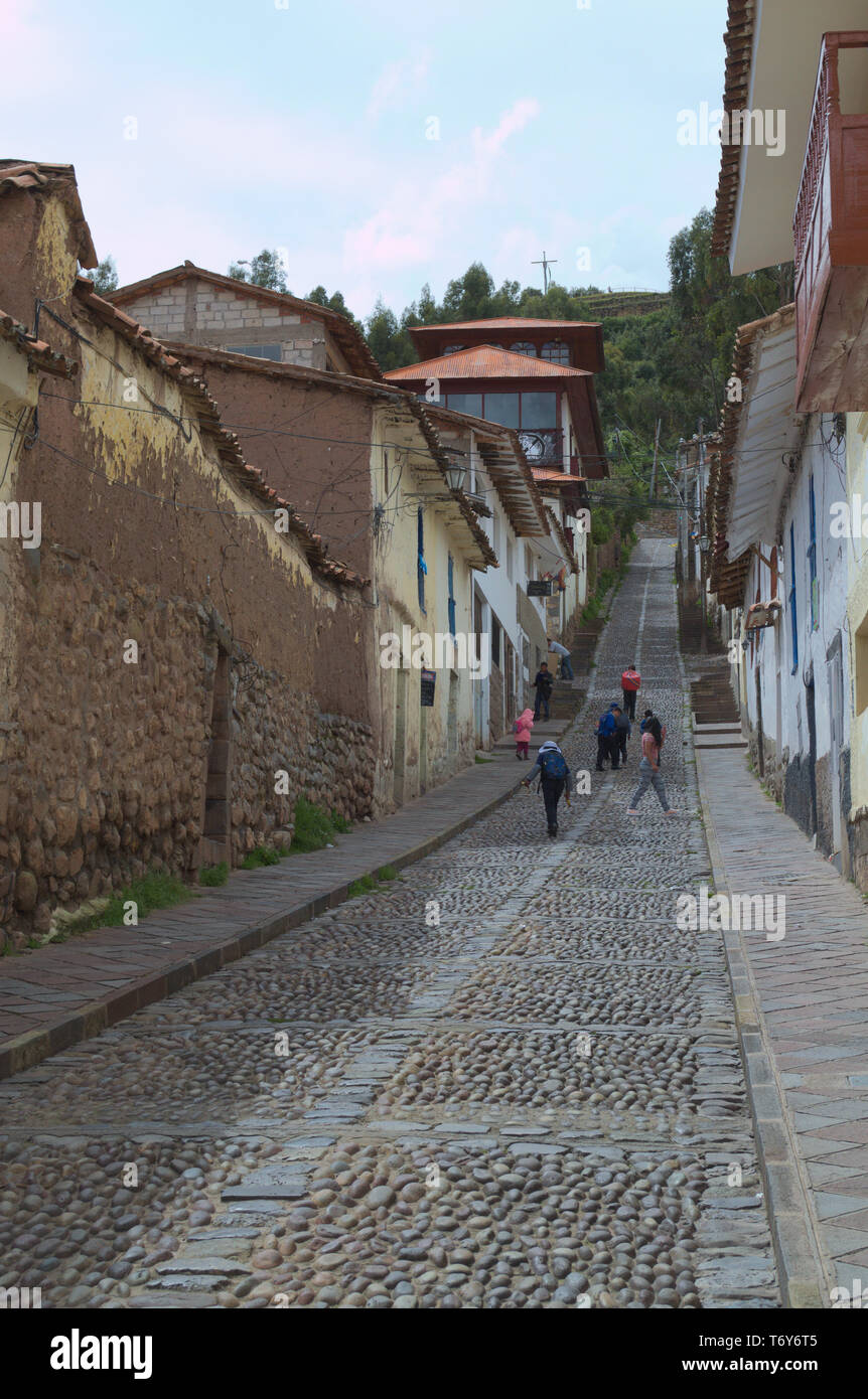 Una stretta strada di ciottoli in Cusco, Perù. Foto Stock