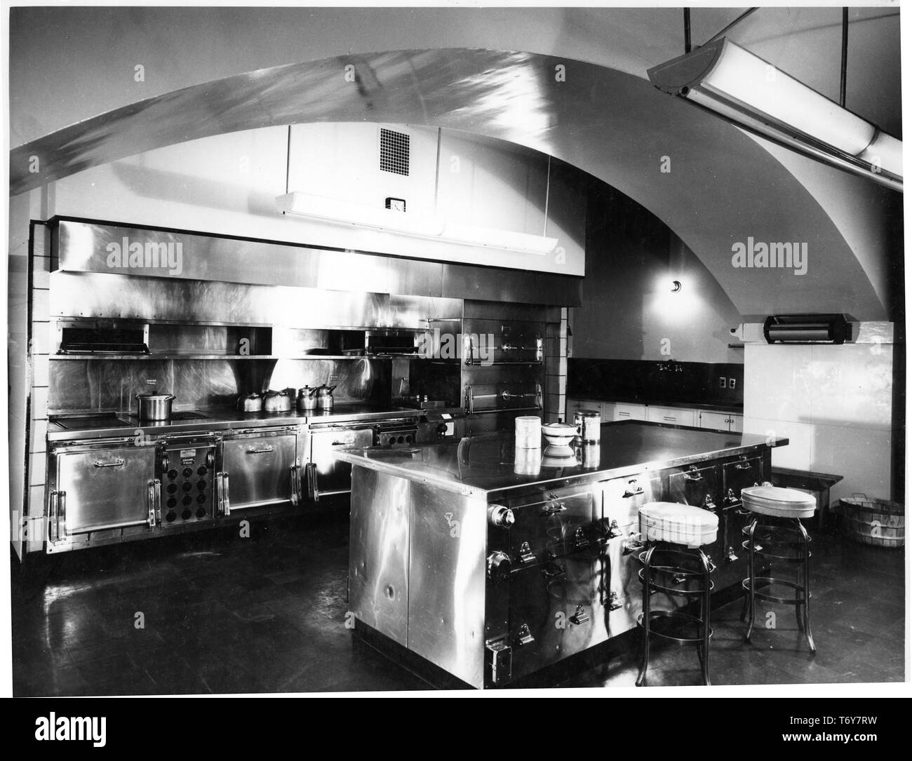 Leggermente angolata vista di un arco che si estende su un area cucina al piano inferiore della Casa Bianca di Washington, Distretto di Columbia, 21 gennaio, 1948. Immagine cortesia archivi nazionali. () Foto Stock