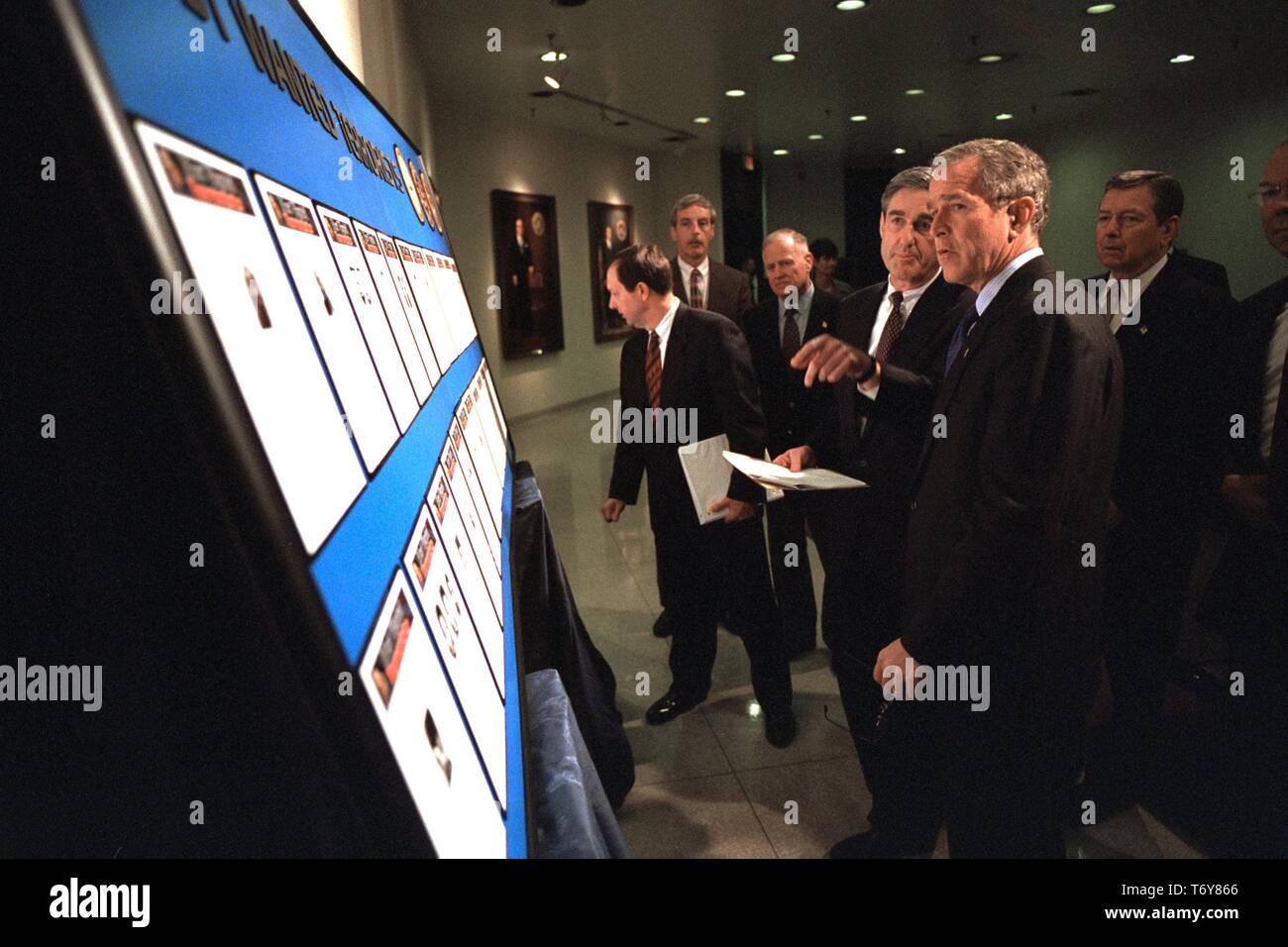 Il Presidente George W Bush guarda oltre il creato di recente lista dei terroristi più ricercati con il Federal Bureau of Investigation (FBI) Direttore Robert Mueller presso l'agenzia ha sede a Washington DC, 10 ottobre 2001. La cortesia degli archivi nazionali. () Foto Stock