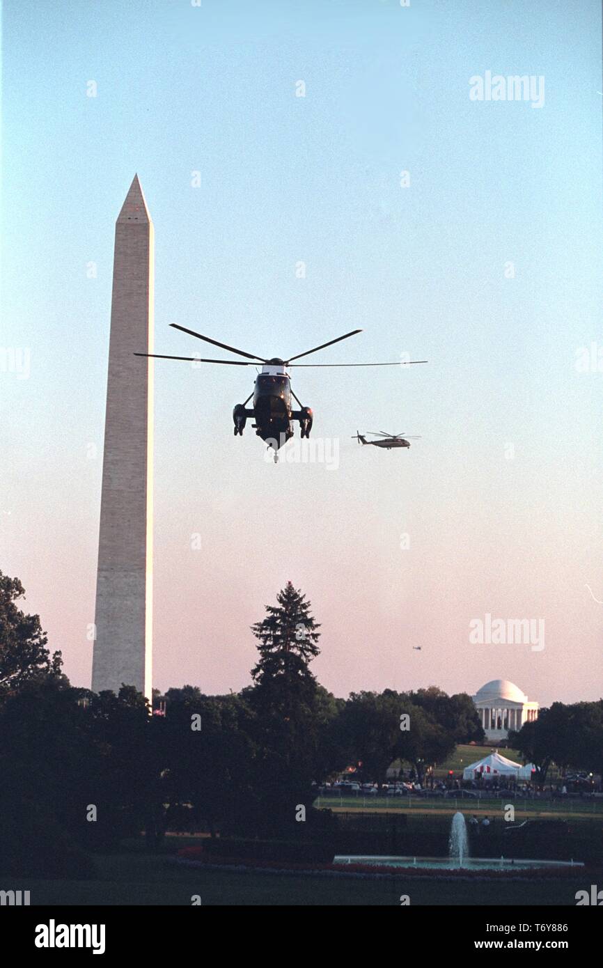 Il Presidente George W Bush tornando alla Casa Bianca su Marina Uno dopo essere stato informato degli attacchi terroristici sulla mattina di settembre 11th, 2001, 11 settembre 2001. Immagine cortesia archivi nazionali. () Foto Stock