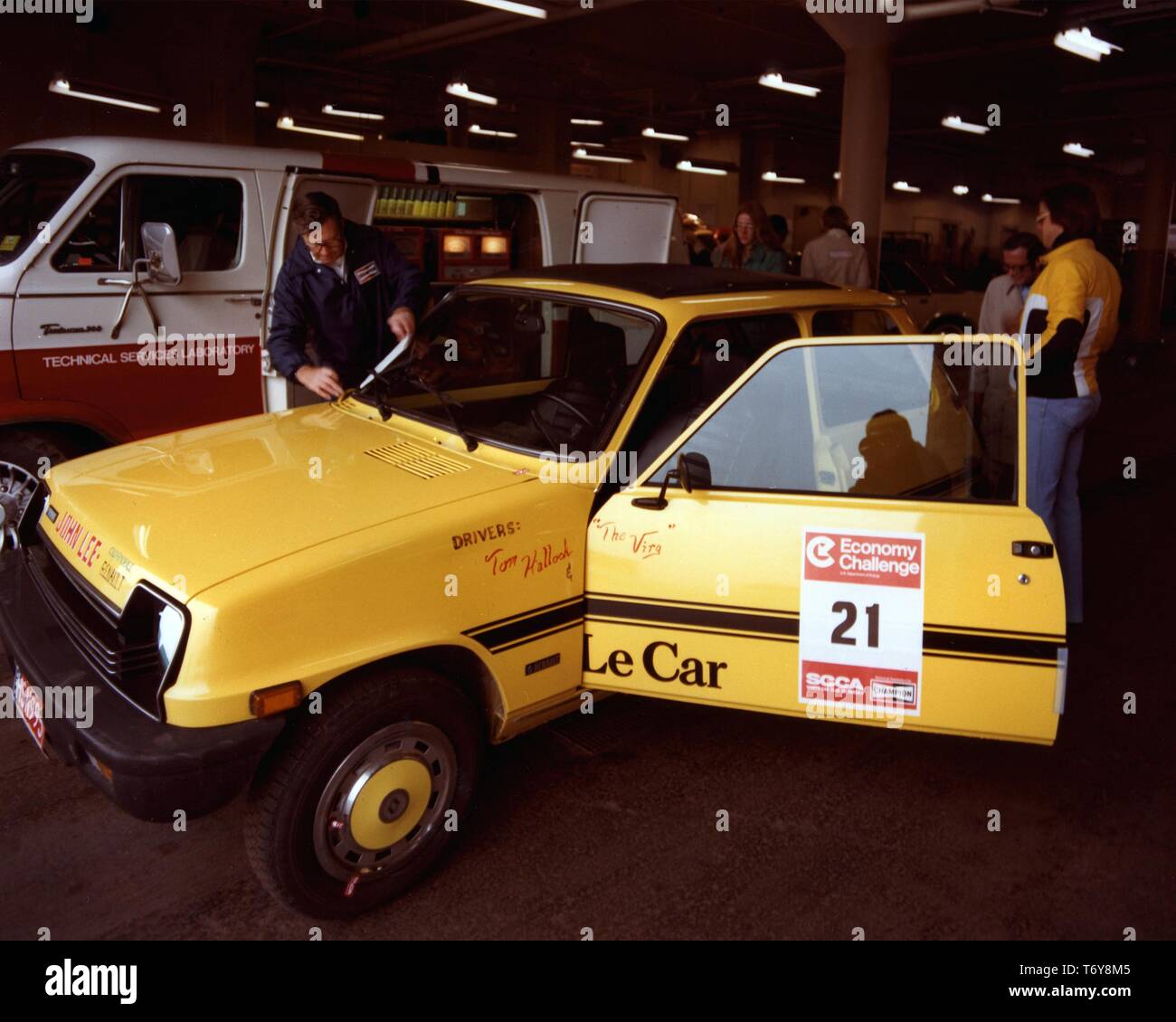 Un funzionario esamina una Renault 5 (Le auto) dopo un rendimento del carburante la guida evento, 1975. Immagine cortesia del Dipartimento Americano di Energia. () Foto Stock