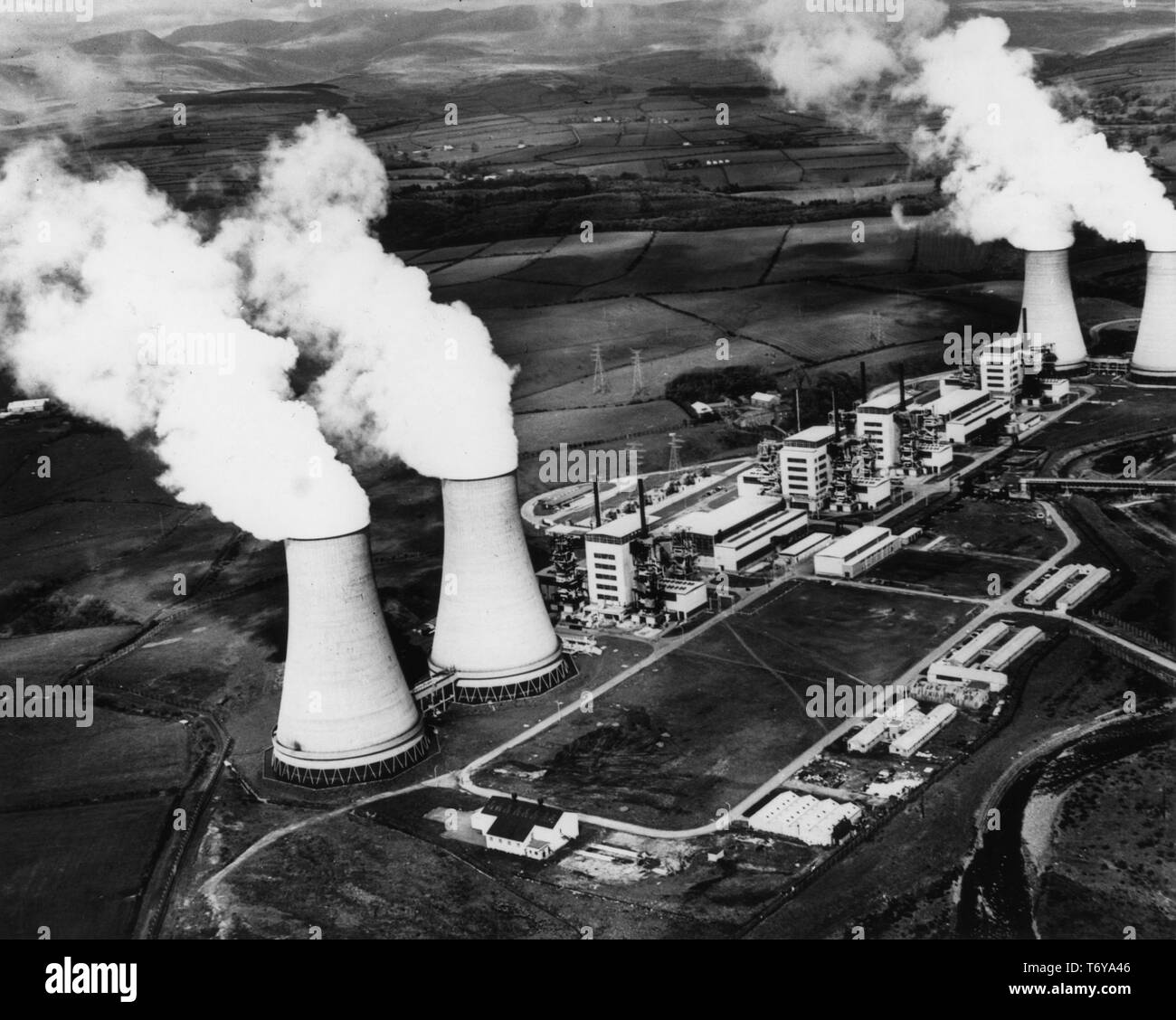 Vista aerea di torri di raffreddamento e le operazioni di edifici, Calder Hall centrale nucleare di Sellafield, Regno Unito, 1956. Immagine cortesia del Dipartimento Americano di Energia. () Foto Stock