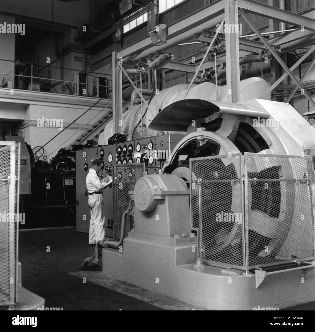 Un tecnico controlla un comando Ward-Leonard set utilizzato nel reattore numero 1's CO2 soffianti, Calder Hall centrale nucleare di Sellafield,, Regno Unito, 1956. Immagine cortesia del Dipartimento Americano di Energia. () Foto Stock