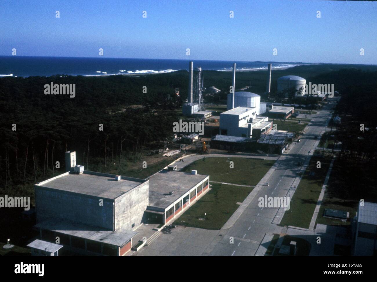 Vista aerea del T kai reattore nucleare la ricerca complessa, l'hosting di JRR-1, JRR-2 e JRR-3 strutture, Tokai, Giappone, 1962. Immagine cortesia del Dipartimento Americano di Energia. () Foto Stock