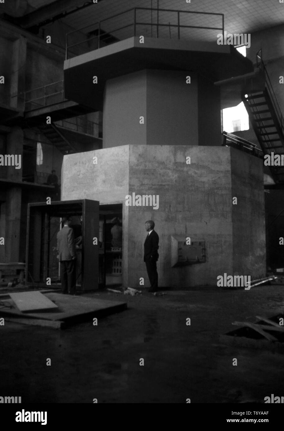 Due uomini stand in base vuota di un pool-tipo TRIGA (formazione, ricerca, isotopi, General Atomics) reattore di ricerca nucleare, Seoul, Corea del Sud, 1960. Immagine cortesia del Dipartimento Americano di Energia. () Foto Stock