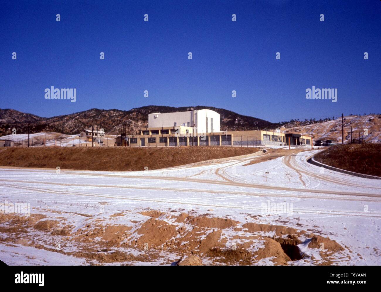 A basso angolo di ripresa esterna della piscina-tipo TRIGA (formazione, ricerca, isotopi, General Atomics) reattore di ricerca nucleare, Seoul, Corea del Sud, 1961. Immagine cortesia del Dipartimento Americano di Energia. () Foto Stock