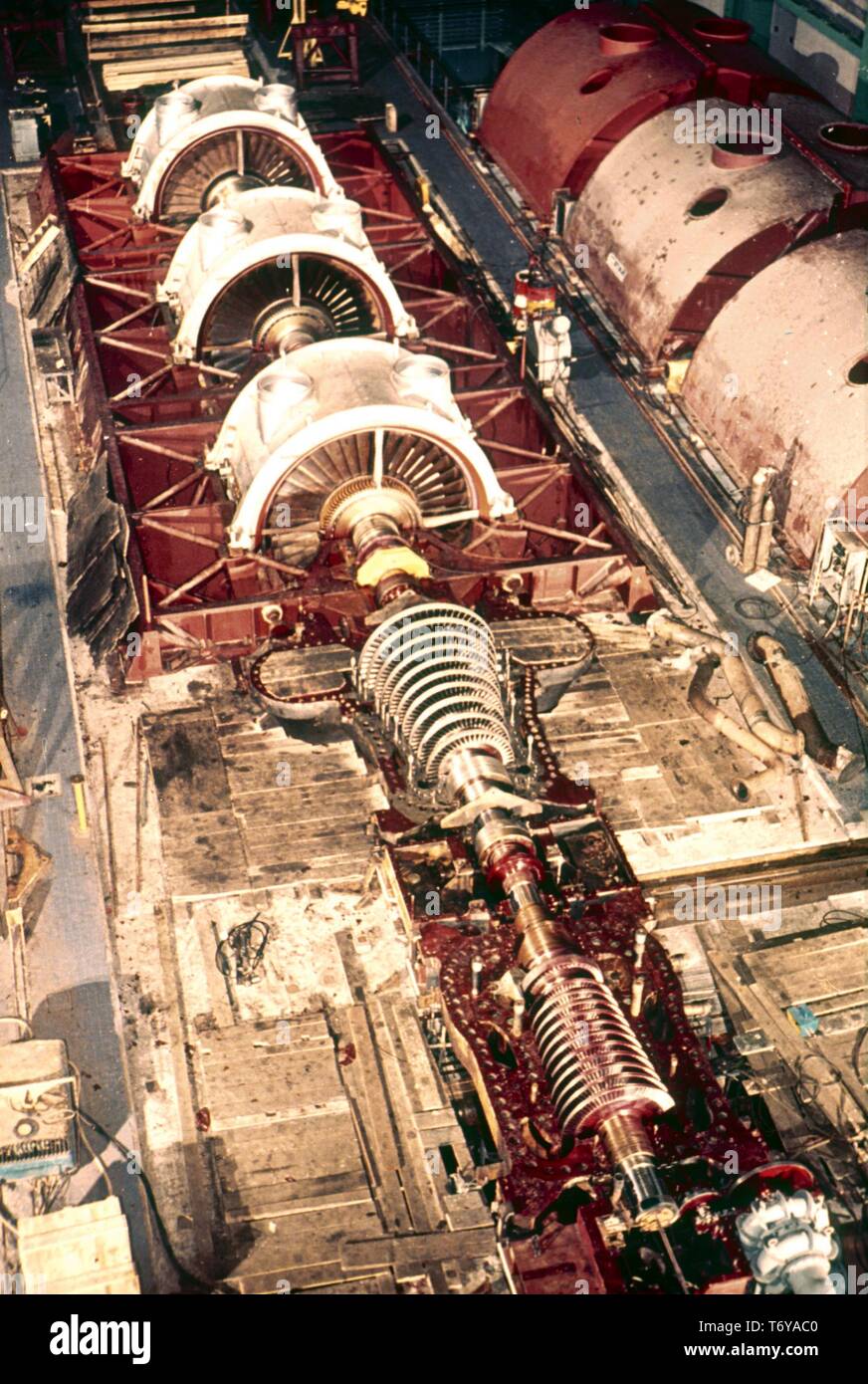 Ad alto angolo di visione di un motore a turbina in un impianto ad energia nucleare, Francia, 1970. Immagine cortesia del Dipartimento Americano di Energia. () Foto Stock