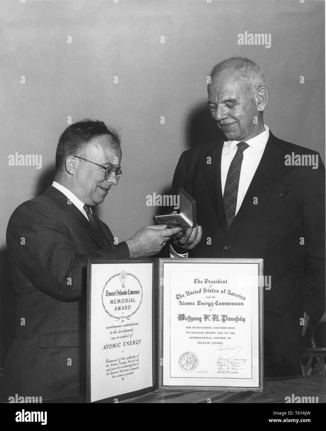 Il fisico Wolfgang Panofsky (sinistra), in piedi a mezza lunghezza profilo, ricevendo l'Ernesto Orlando Lawrence Award medaglia ed un onorario di placca, 1961. Immagine cortesia del Dipartimento Americano di Energia. () Foto Stock