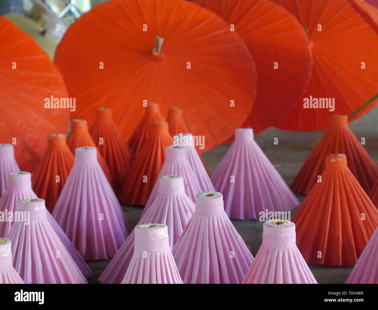 Carta ombrelloni essendo realizzati in Chiang Mai Thailandia Foto Stock