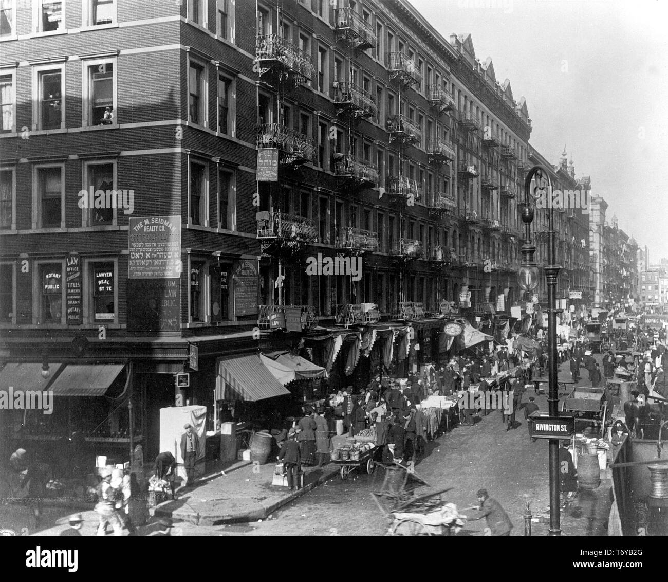 Elevato angolo di visione di un elettrico via lampada sull'angolo di una strada trafficata, foderato con venditori ambulanti e carrelli, la città di New York, New York, 1909. Immagine cortesia del Dipartimento Americano di Energia. () Foto Stock