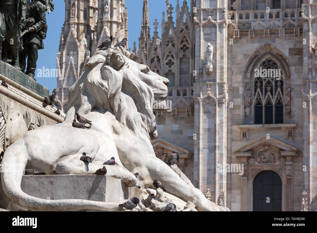 Statua di Lion e Duomo di Milano Foto Stock