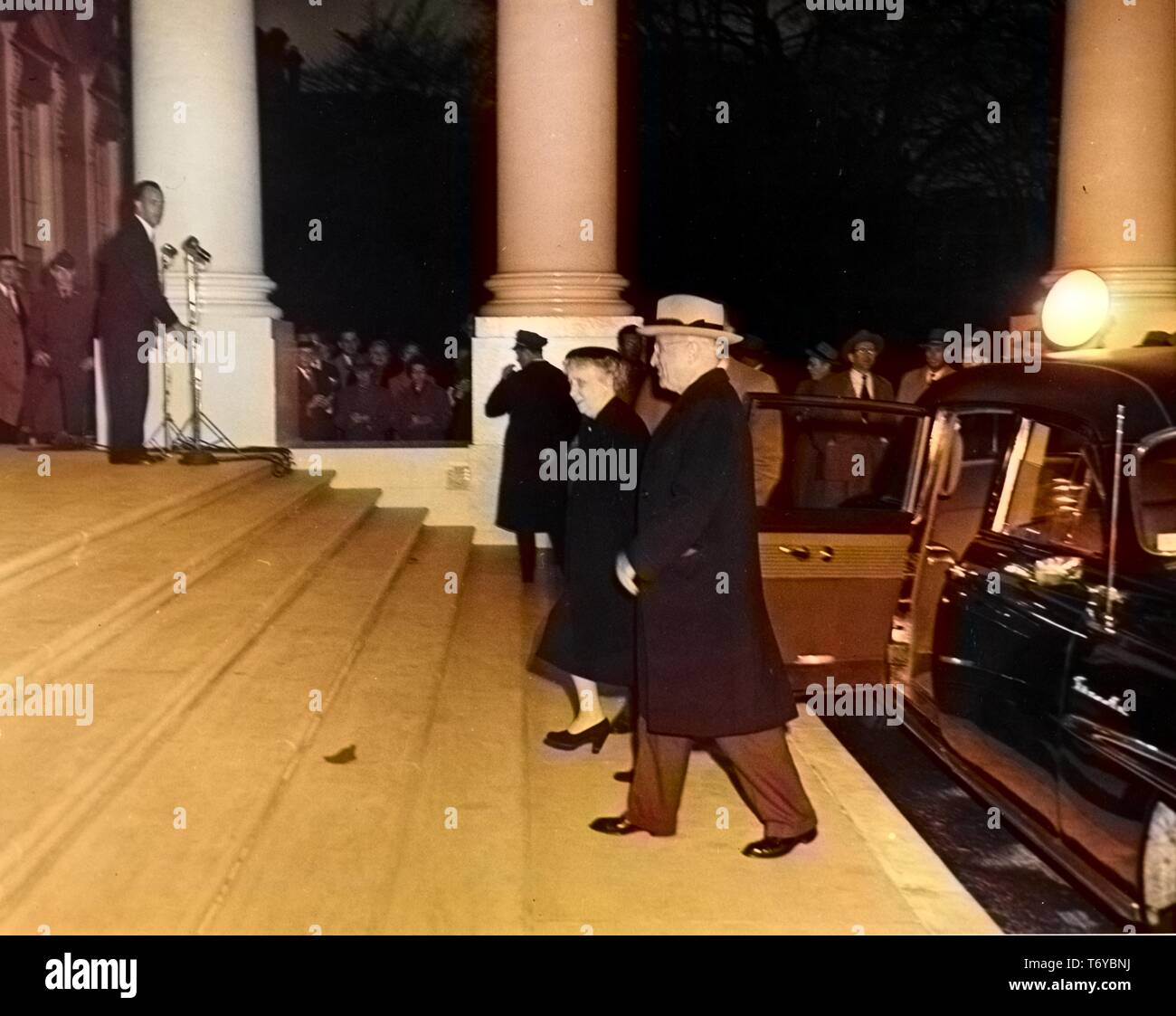 Il presidente Harry S Truman e la First Lady Bess Truman tornare alla Casa Bianca di Washington, D.C, 27 marzo 1952. Nota: l'immagine è stato colorizzato digitalmente usando un processo moderno. I colori possono non essere periodo-precisa. Foto Stock