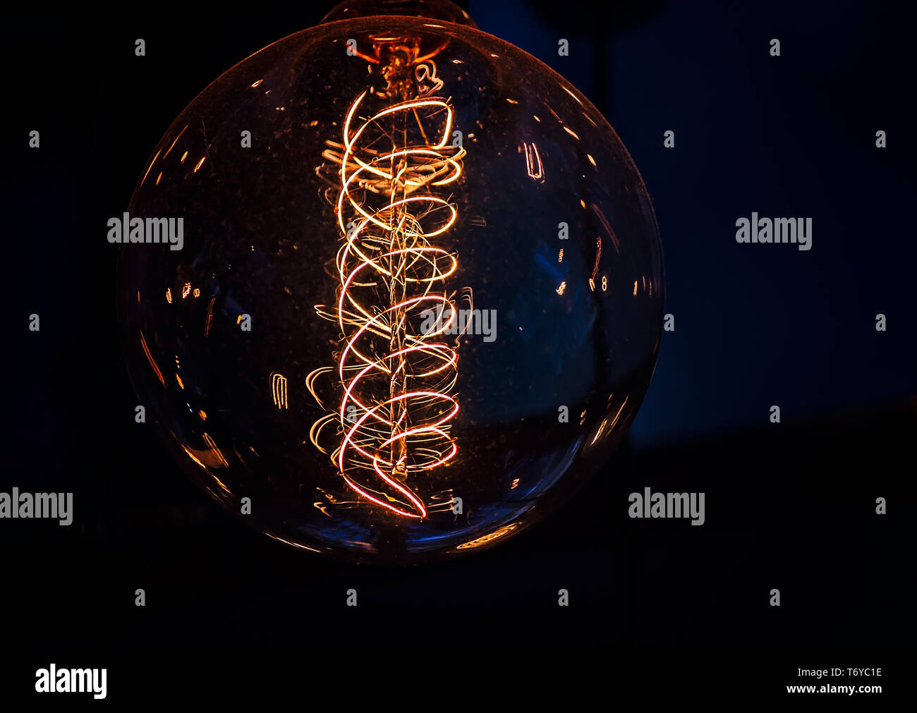 Una riproduzione vintage Edison globe lampadina con un filamento a forma di spirale è raffigurato, Sett. 6, 2017, a Campesino coffee shop in Houston, Texas. Foto Stock