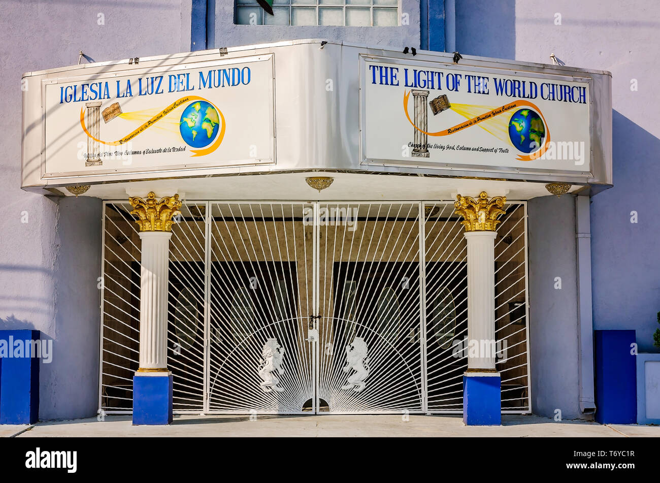 La luce della Chiesa mondiale (Iglesia La Luz Del Mundo) ingresso anteriore è decorata con i lions, Sett. 4, 2017, Houston, Texas. Foto Stock