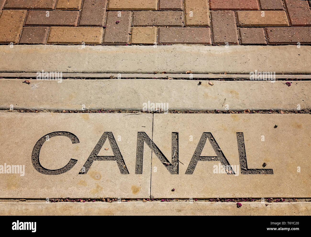 Canal Street del nome è incorporato nel marciapiede, Sett. 4, 2017, Houston, Texas. Foto Stock
