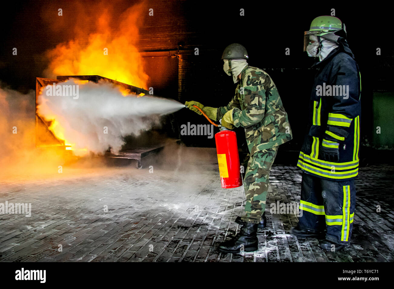 I vigili del fuoco la formazione per la lotta antincendio. Foto Stock