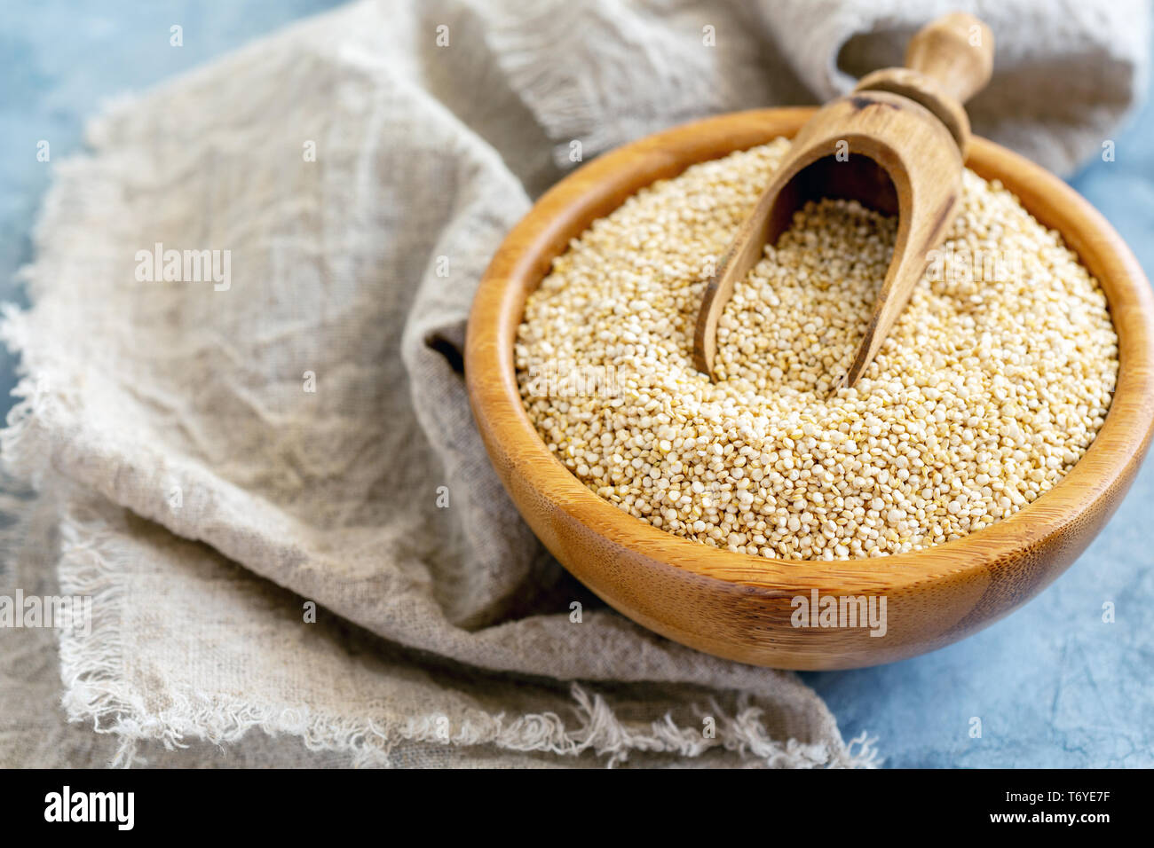 Materie di quinoa e un convogliatore in una ciotola di legno. Foto Stock
