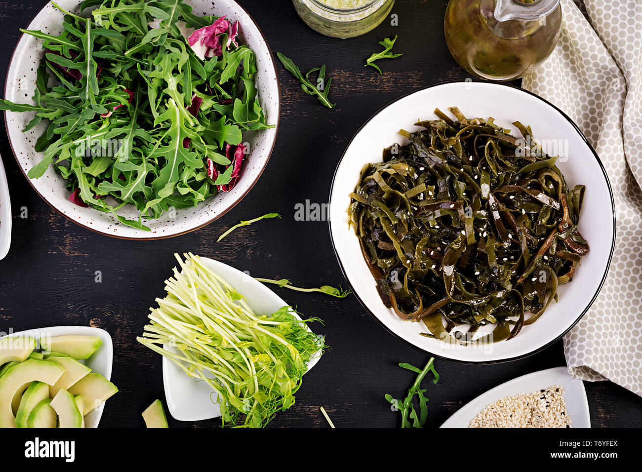 Condite l'insalata di alghe e erbe aromatiche fresche. Vista dall'alto. Impostazione tabella Foto Stock