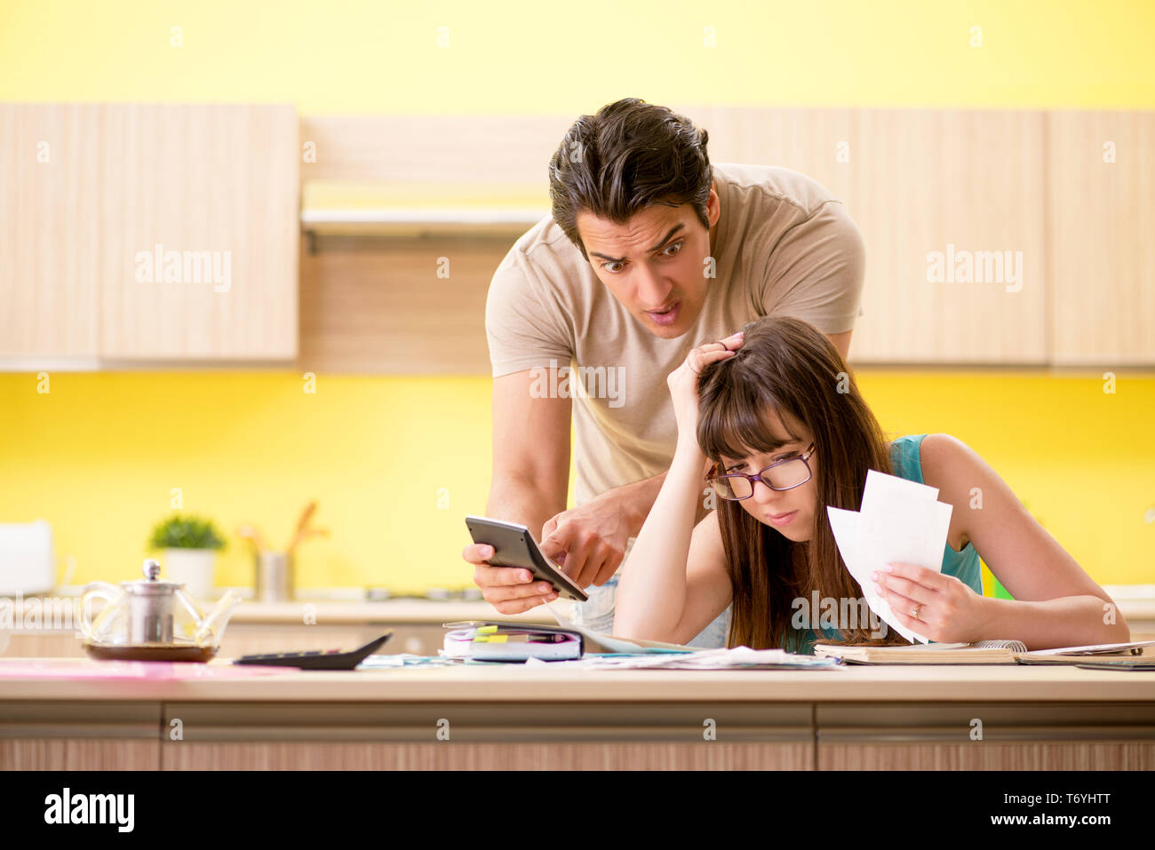 Famiglia giovane lottando con personal finance Foto Stock