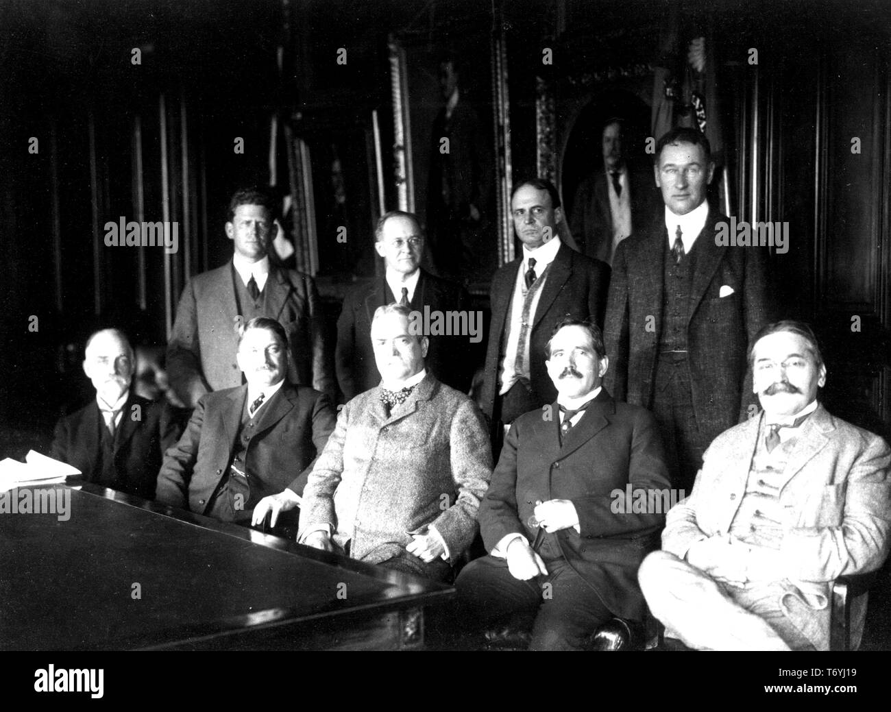 Fotografia della prima riunione del comitato consultivo nazionale per l'aeronautica (NACA) in ufficio del segretario di guerra, Dr William Durand, Dr S.W, 23 aprile 1915. Stratton, George P. Scriven, Dr C.F. Marvin, il dottor Michael I. Pupin, Holden C. Richardson, Dr John F. Hayford, Mark L. Bristol, Samuele Reber, Dr Joseph S. Ames, e B. R. Newton. Immagine cortesia Nazionale Aeronautica e Spaziale Administration (NASA). () Foto Stock