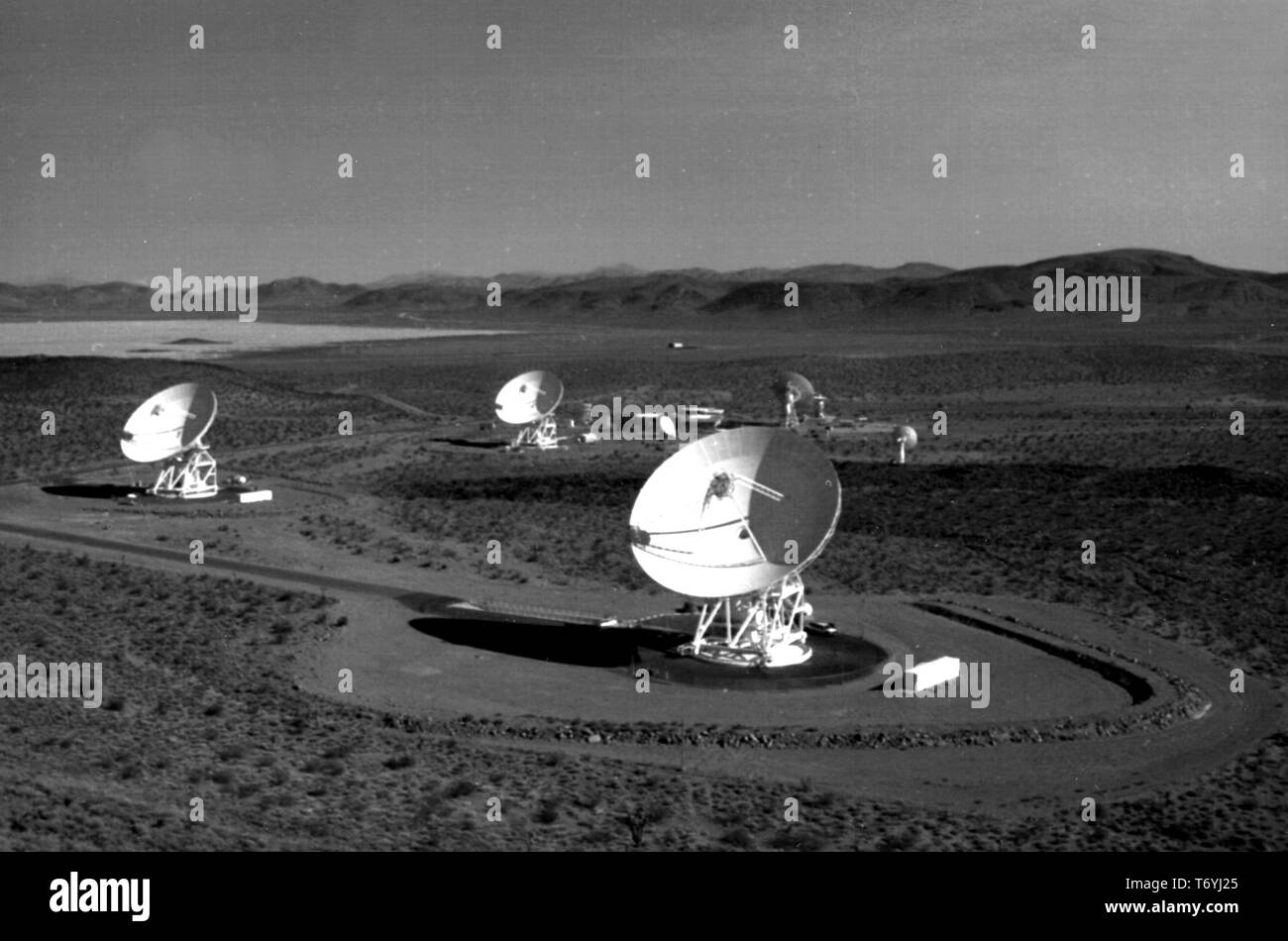 Fotografia del Deep Space Network (DSN) Fascio antenne a guida d'onda a Goldstone Deep Space Communications Complex, Deserto Mojave, California, 1990. Immagine cortesia Nazionale Aeronautica e Spaziale Administration (NASA). () Foto Stock