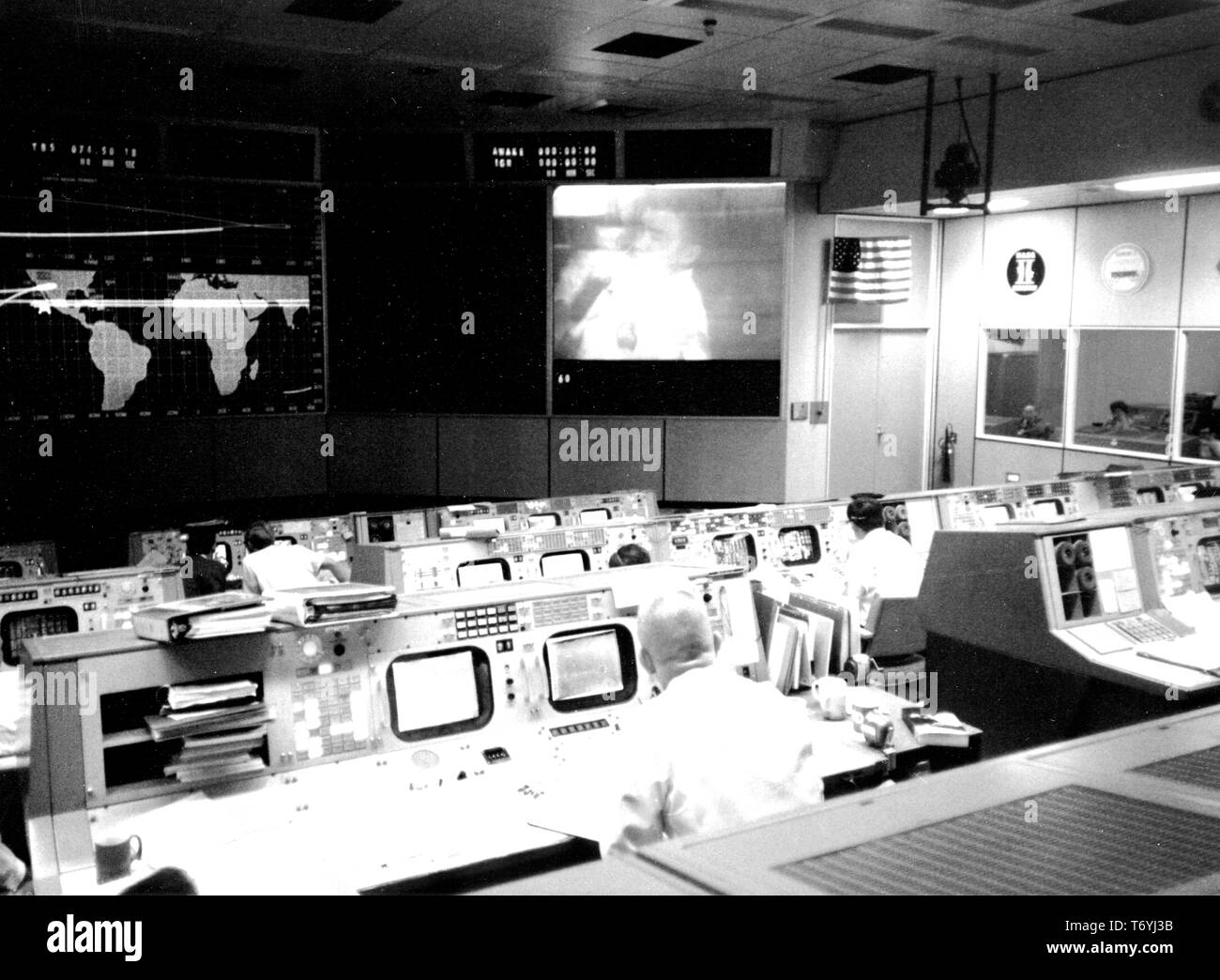 Fotografia della missione Apollo 13 Operations Control Room nella missione del Centro di controllo presso il veicolo spaziale con equipaggio centro, Huston, Texas, Eugene F. Kranz e Fred W. Haise Jr, 1970. Immagine cortesia Nazionale Aeronautica e Spaziale Administration (NASA). () Foto Stock