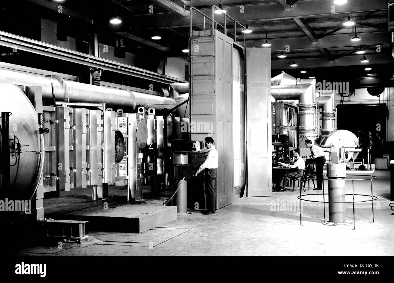 Fotografia del Schlieren setup nel supersonico di galleria del vento a NACA Ames Laboratorio aeronautico, Moffett Field, California, 26 ottobre 1945. Immagine cortesia Nazionale Aeronautica e Spaziale Administration (NASA). () Foto Stock
