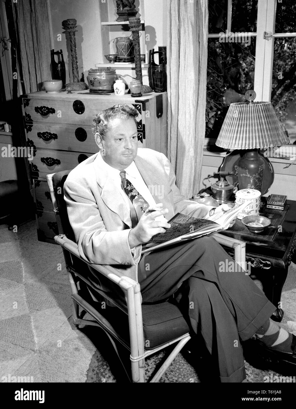 Fotografia di Harry Julian Allen a casa sua, un ingegnere aeronautico e un direttore della NASA Ames Research Center, 10 luglio 1957. Immagine cortesia Nazionale Aeronautica e Spaziale Administration (NASA). () Foto Stock