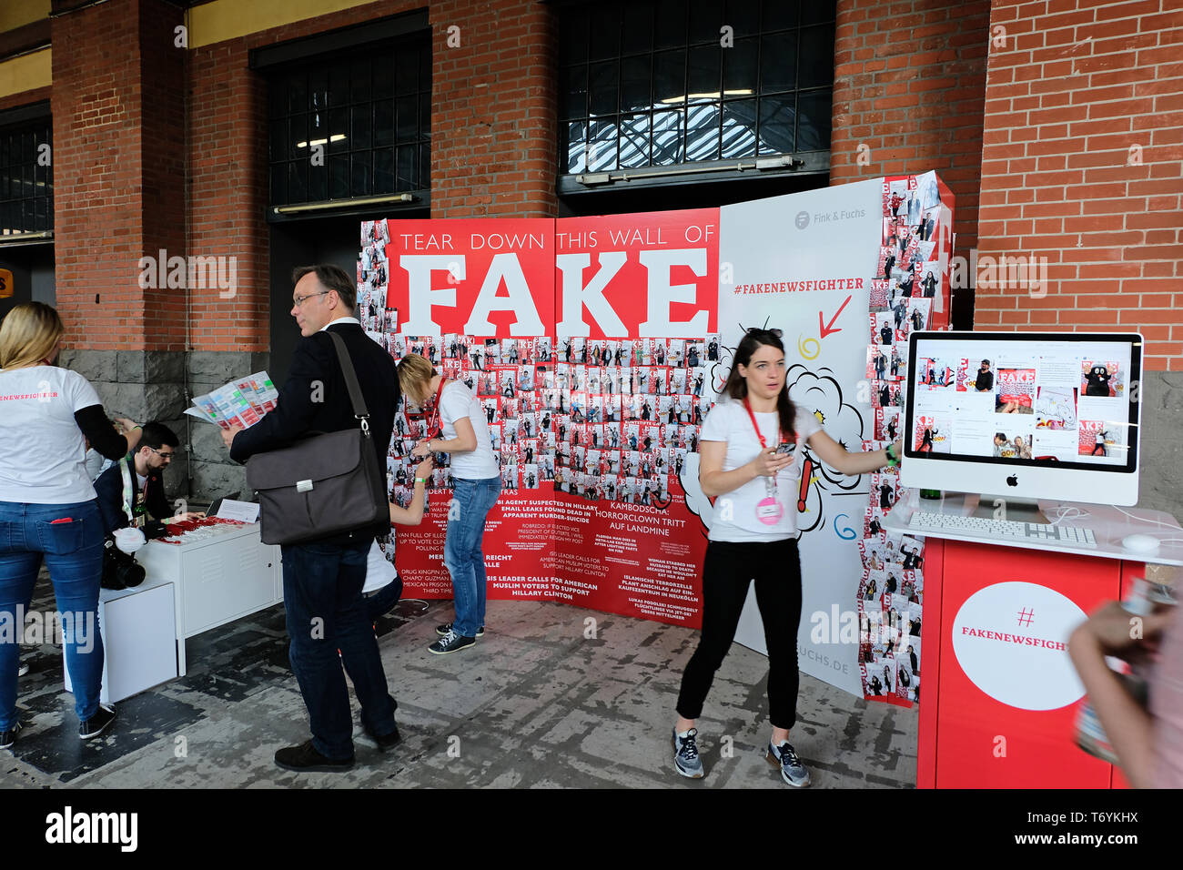 Berlino, Germania - 3 Maggio 2018: attivisti dell'agenzia Fink & Fuchs informare su false notizie a re:publica 2018 . re:publica è una conferenza su Web 2 Foto Stock