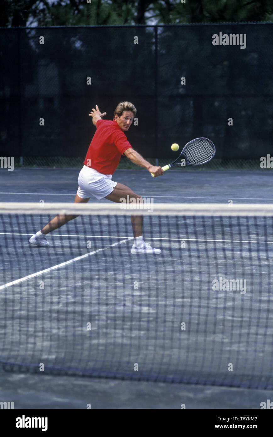 Storico 1990 TENNISTA tornando servire SU CLAY COURT Foto Stock