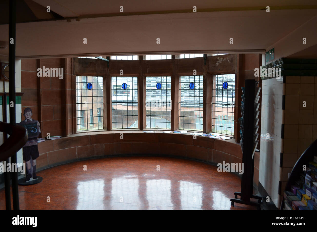 Windows in Scozia Street scuola. Scotland Street School è stata progettata da Charles Rennie Mackintosh tra 1903-1906 per il Consiglio Scolastico di Glasgow. Foto Stock