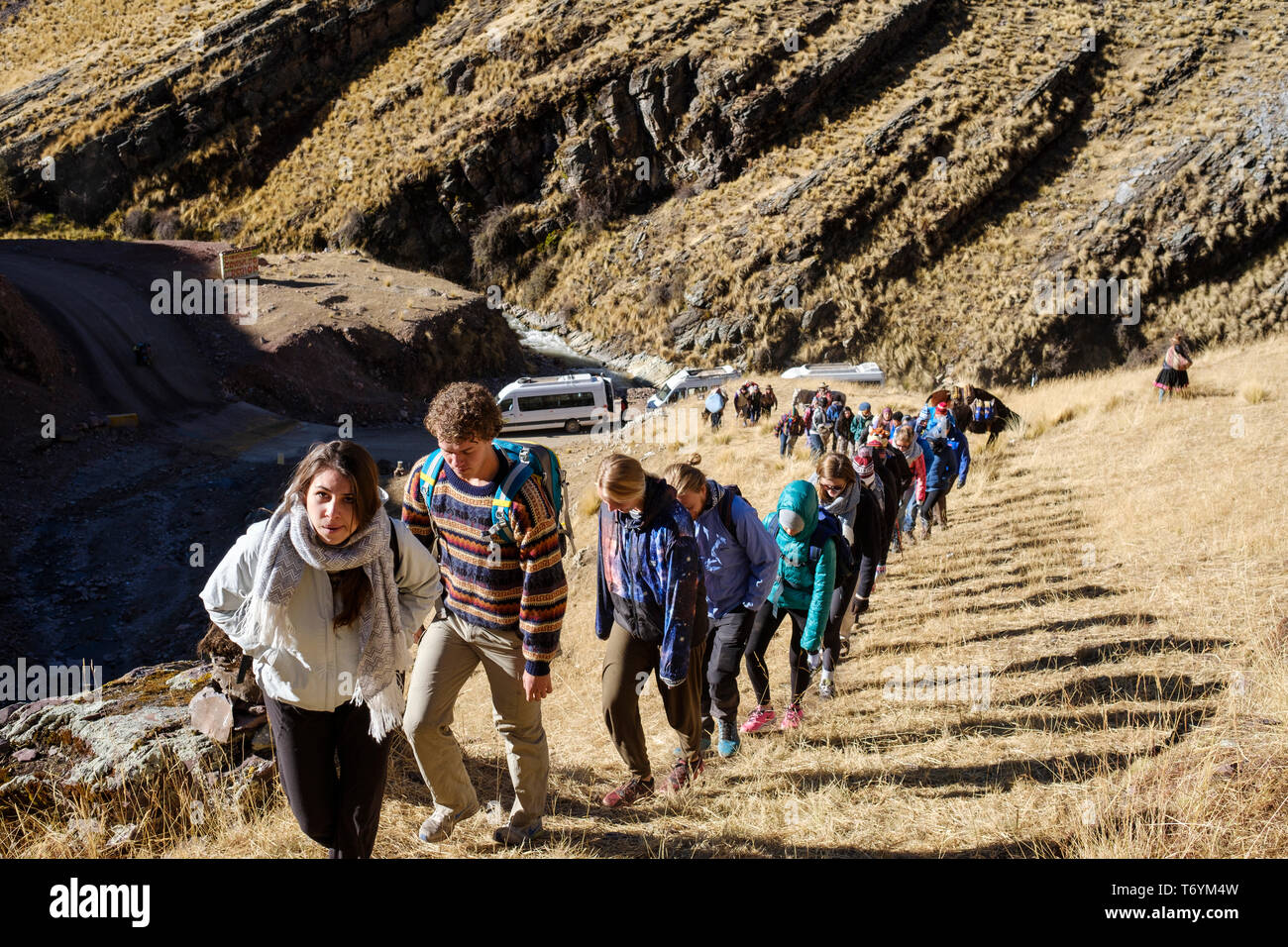 I turisti per escursioni nella splendida montagna arcobaleno in un giorno di viaggio a Los Andes del Perù Foto Stock