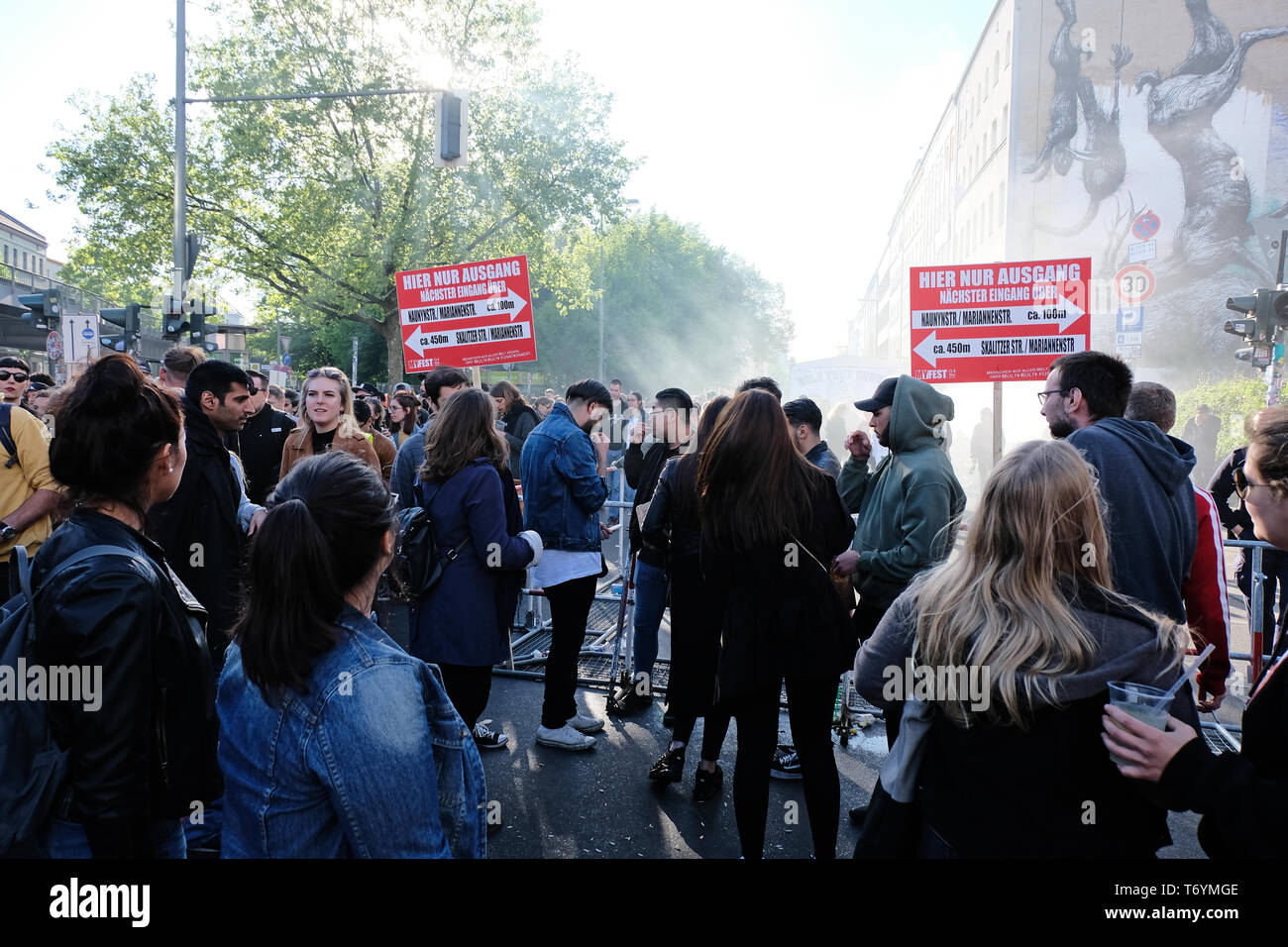 Berlino, Germania - 1 Maggio 2018: grande folla di persone impuntamenti nell'oranienstrasse all'uscita di Myfest a Kreuzberg. Giorno di maggio a Berlino Kreuzberg ref Foto Stock