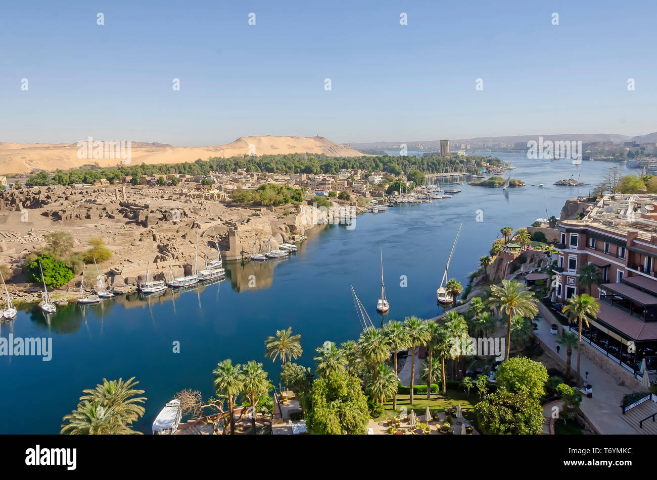 Al di sopra di guardare verso il basso sul fiume Nilo e Isola Elefantina, Aswan Egitto Foto Stock