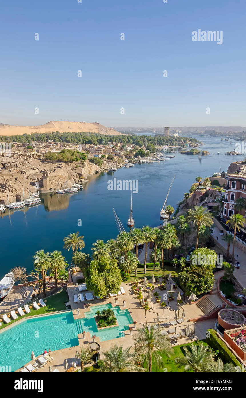 Al di sopra di guardare verso il basso sul fiume Nilo e Isola Elefantina, Aswan Egitto Foto Stock