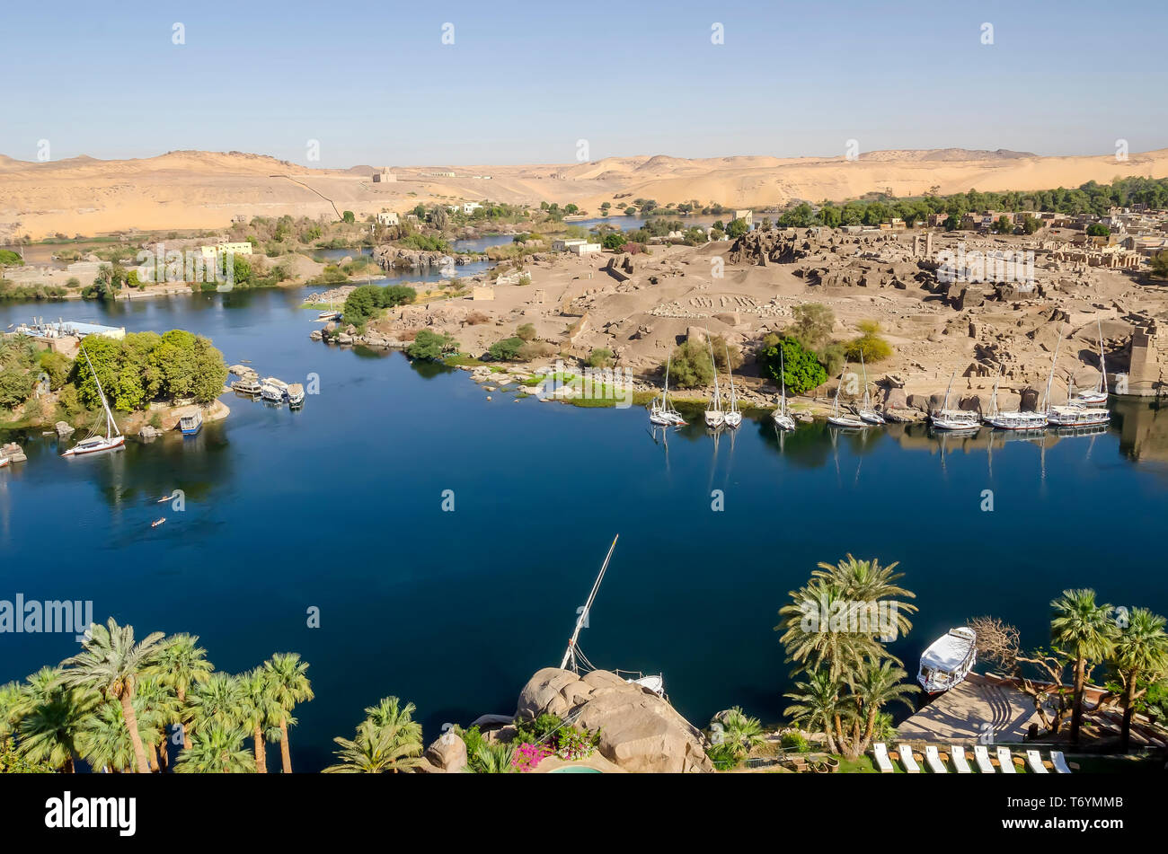 Al di sopra di guardare verso il basso sul fiume Nilo e Isola Elefantina, Aswan Egitto Foto Stock