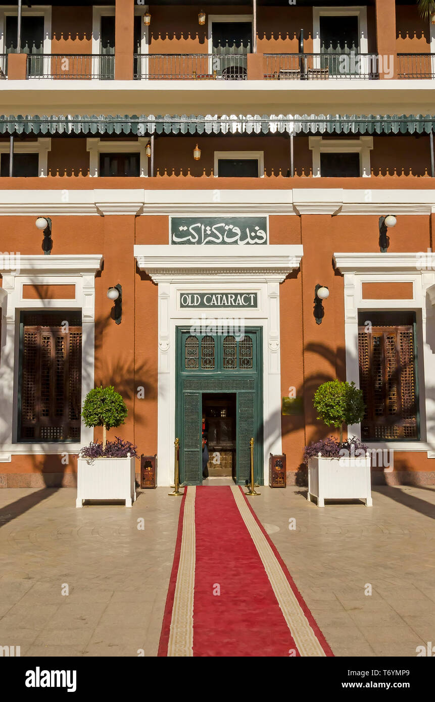 Il Sofitel Legend Old Cataract Hotel entrata principale con Palm tree percorso coperto, Aswan, Egitto Foto Stock