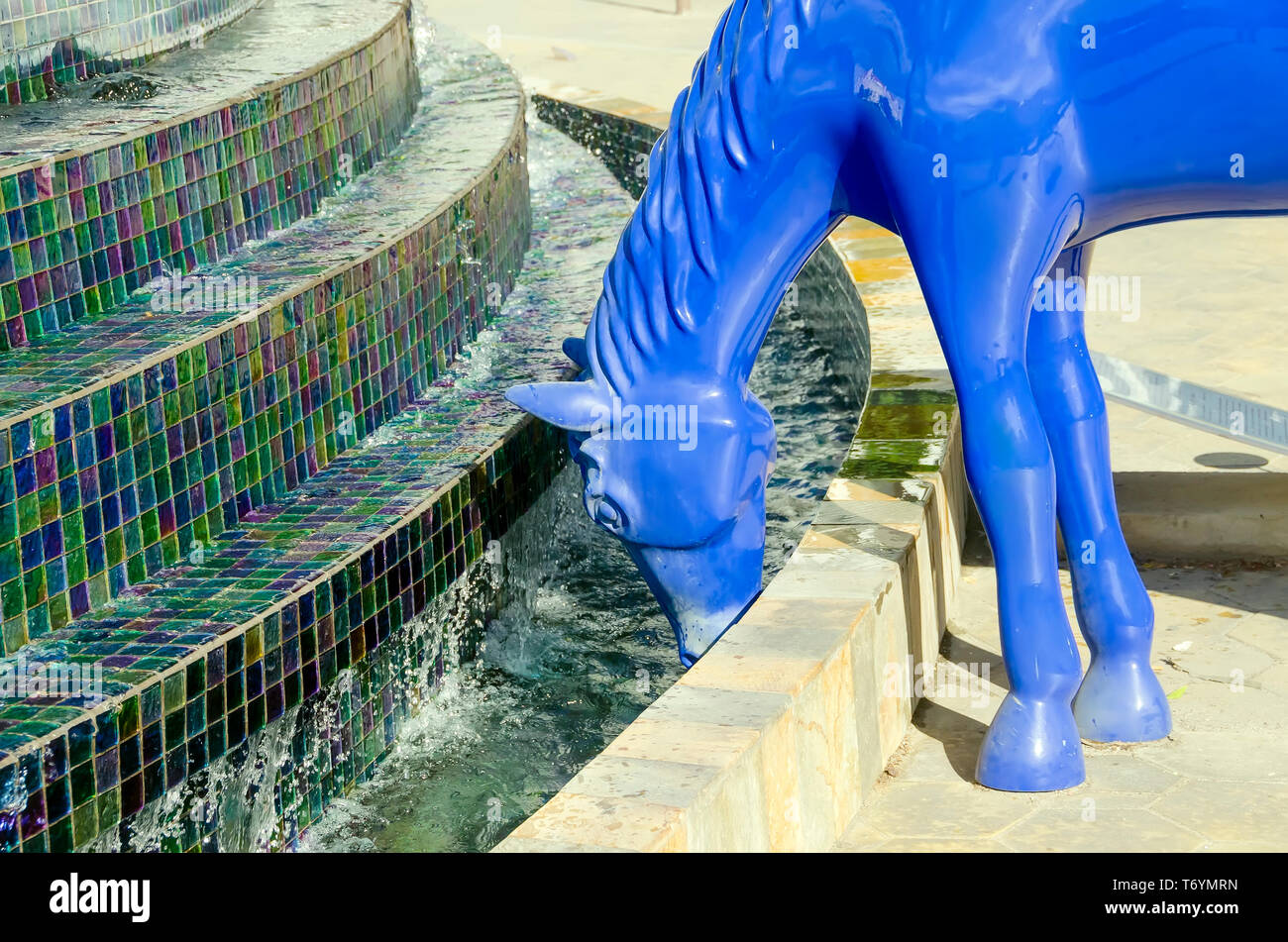 Cavallo blu di bere dalla fontana è parte di un progetto di arte pubblica in Oranjestad, Aruba. Foto Stock