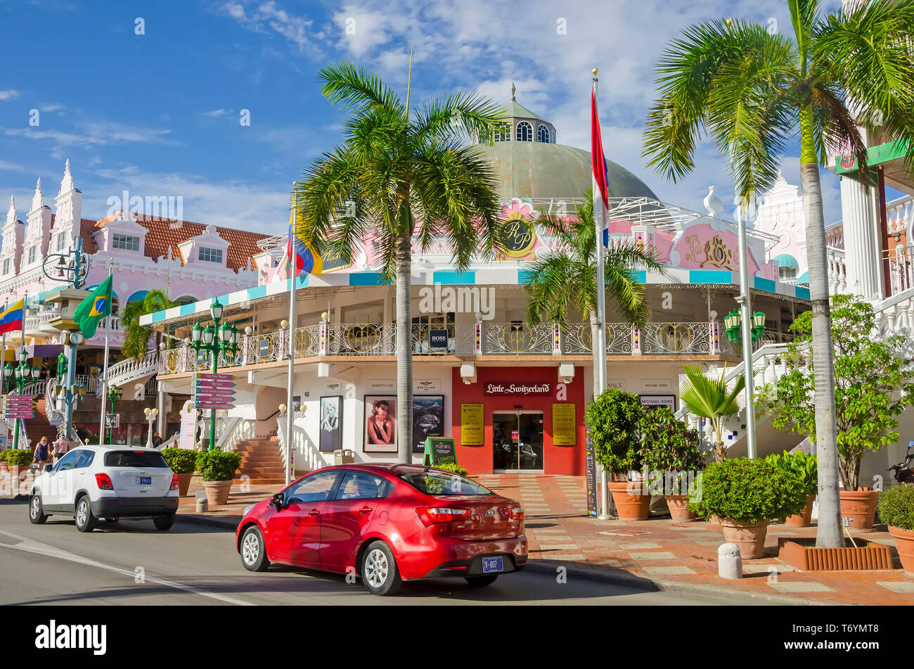 Edifici rosa del Royal Plaza Mall sulla L.G. Smith Blvd., Oranjestad, Aruba Foto Stock