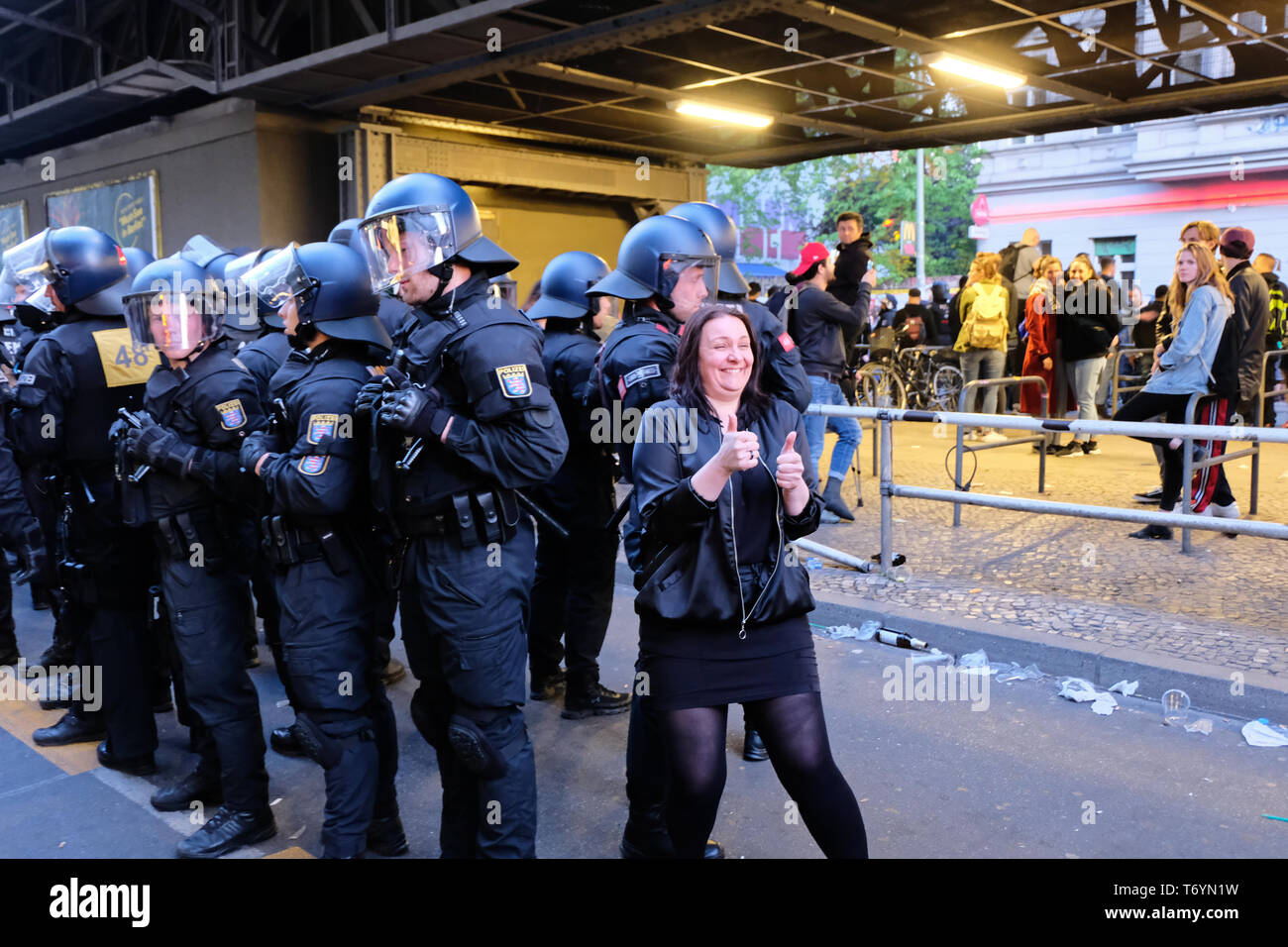 Berlino, Germania - 1 Maggio 2018: Ospite del 1 maggio dimostrazione rende divertente davanti a un gruppo di poliziotti. Giorno di maggio a Berlino Kreuzberg si riferisce a Foto Stock