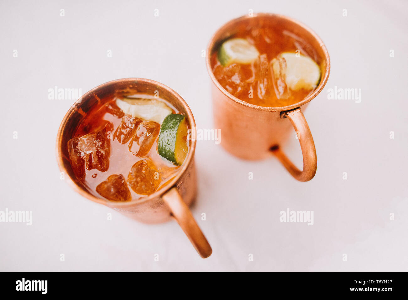 Di ghiaccio freddo cocktail rinfrescanti nella tazza di rame Foto Stock