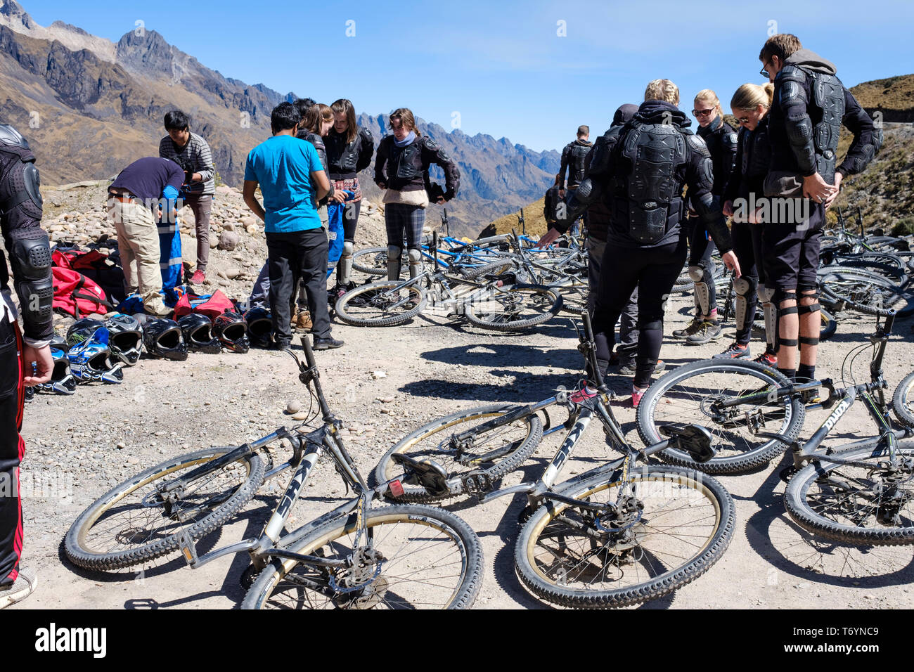 Persone pronte per un emozionante discesa in mountain bike nella regione di Cusco del Perù Foto Stock