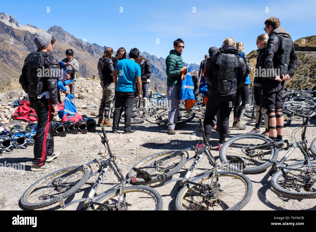 Persone pronte per un emozionante discesa in mountain bike nella regione di Cusco del Perù Foto Stock