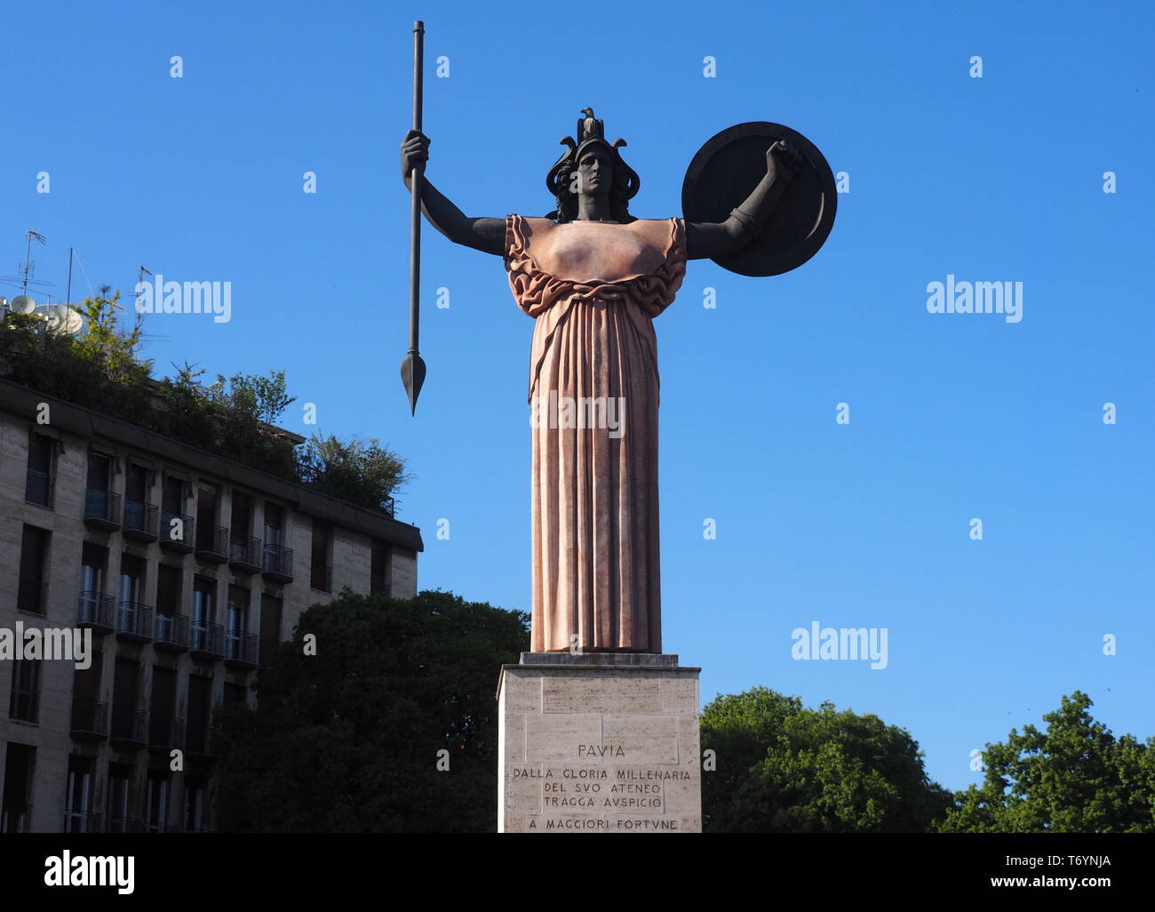 Pavia Lombardia, Italia,1 maggio 2019: Statua di Minerva. Minerva di Pavia è stato completato nel 1938 da scultore italiano Francesco Messina Foto Stock