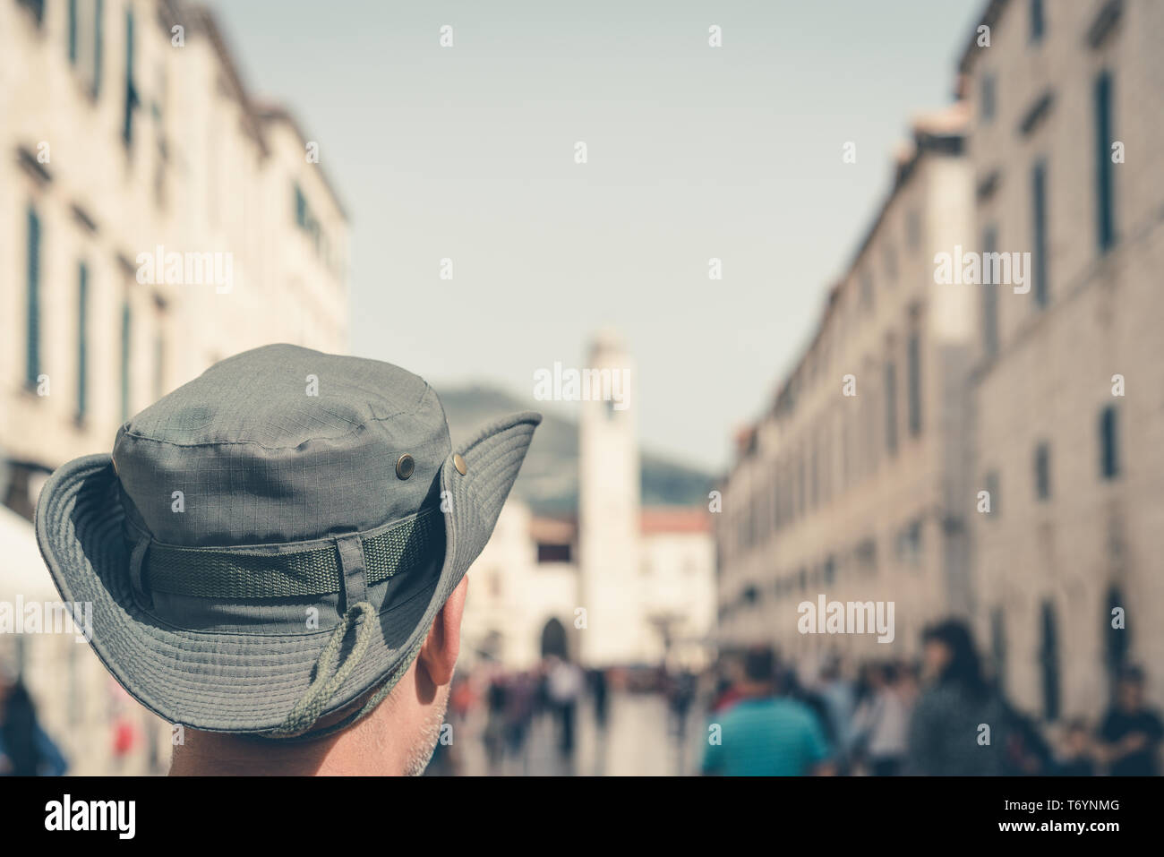 Turistico con un cappello a Dubrovnik Foto Stock