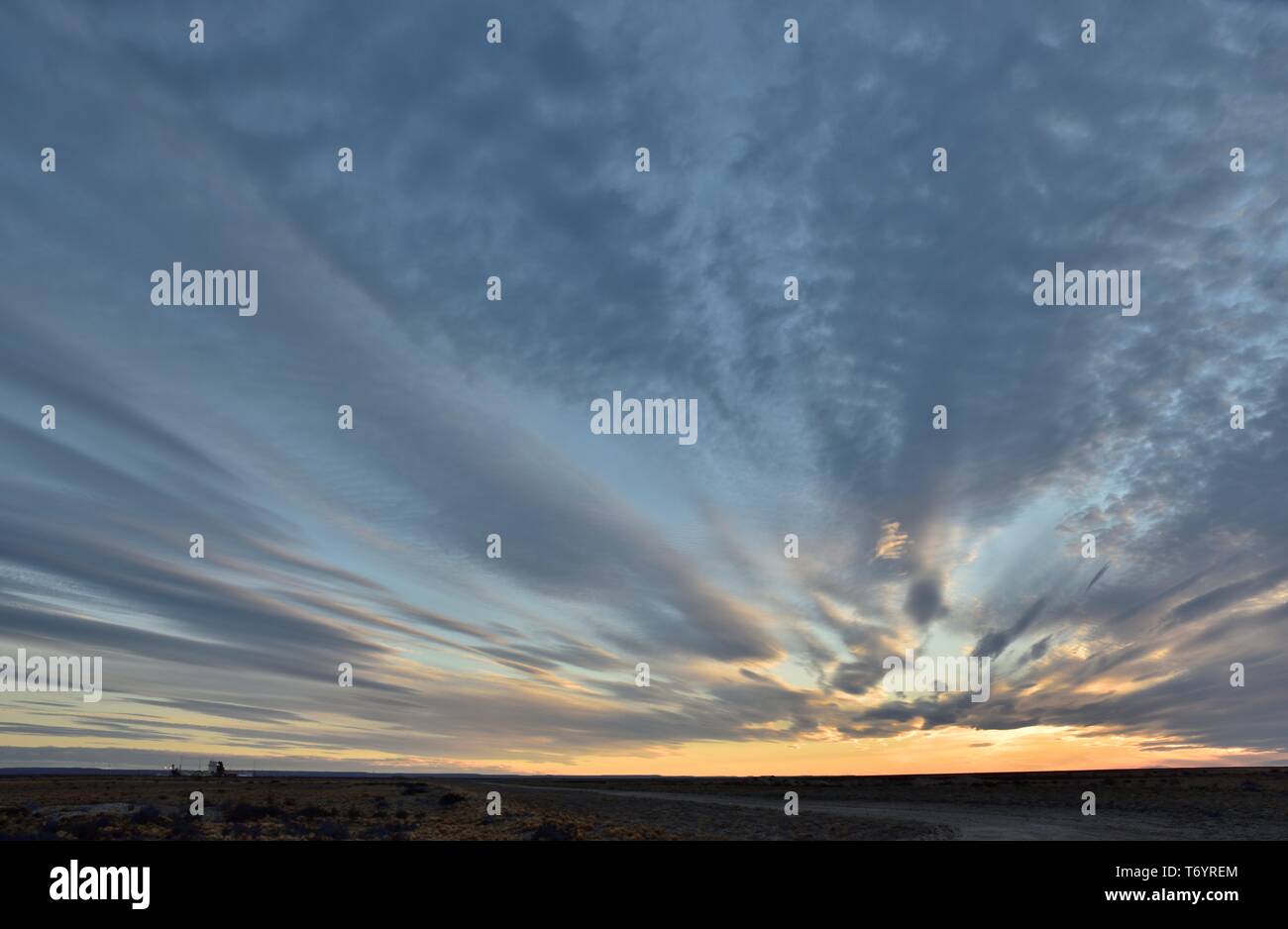 Rosso tramonto con drammatica nuvole sopra il campo Foto Stock