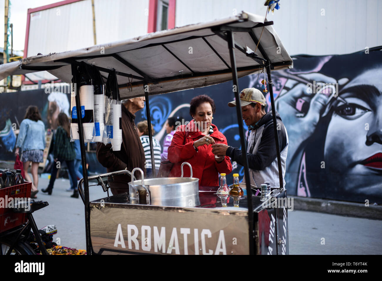 Aromatica venditore in street, Bogotà, Colombia Foto Stock