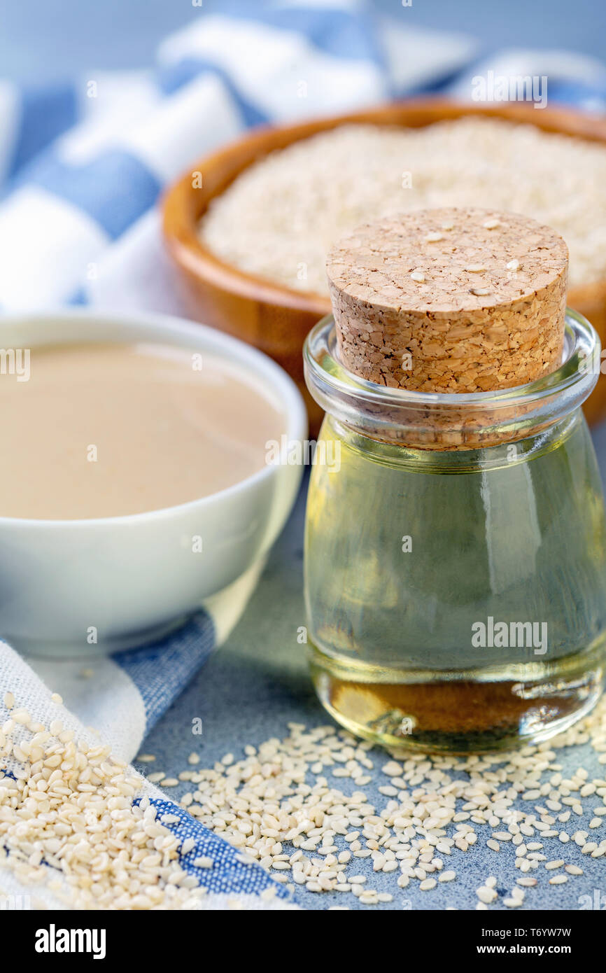 Organico olio di sesamo da bianco di semi di sesamo. Foto Stock