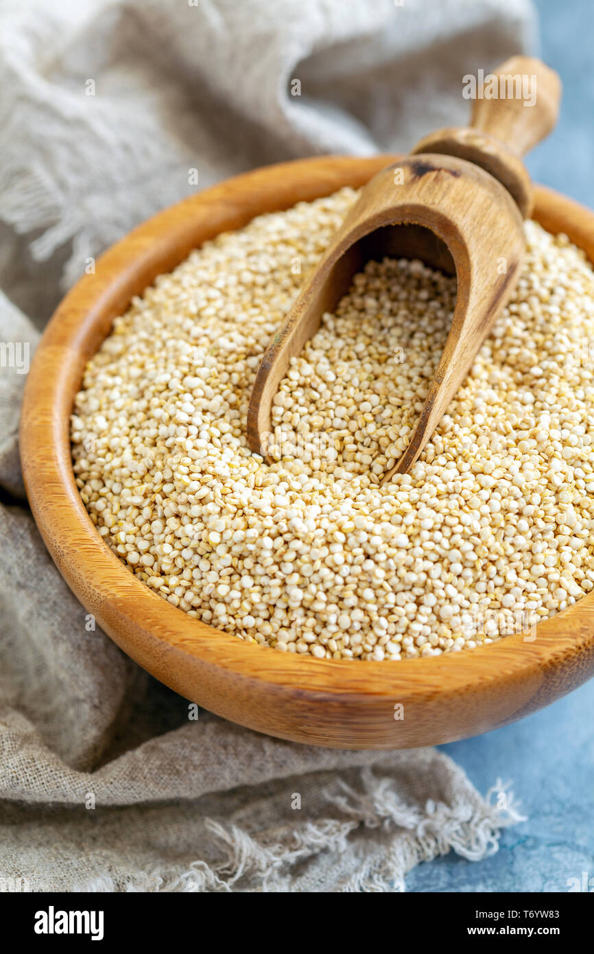 Materie di quinoa e un convogliatore in una ciotola di legno. Foto Stock